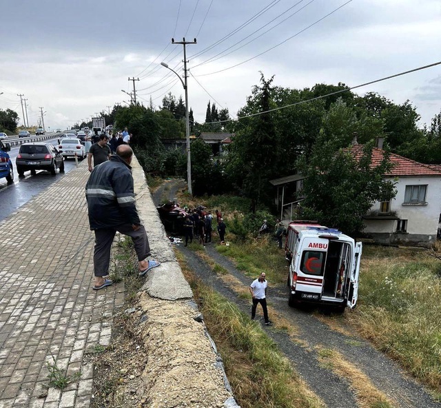 Edirne'de otomobil uçuruma yuvarlandı: 2 ölü, 2 yaralı Edirne'de otomobil uçuruma yuvarlandı: 2 ölü, 2 yaralı