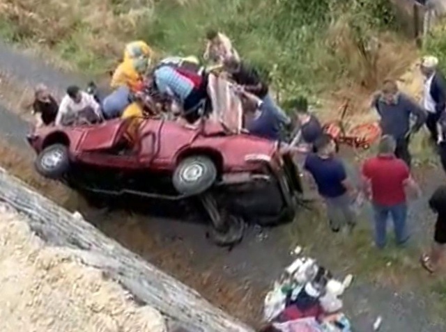 Edirne'de otomobil uçuruma yuvarlandı: 2 ölü, 2 yaralı Edirne'de otomobil uçuruma yuvarlandı: 2 ölü, 2 yaralı