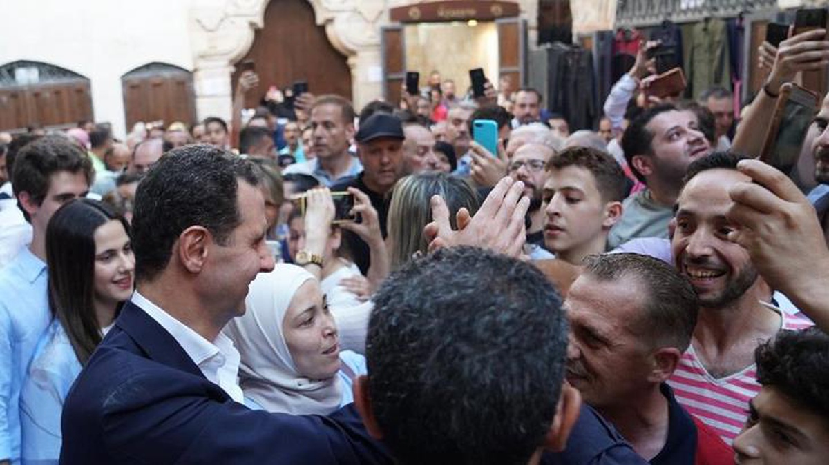 Esad, 11 yıl sonra Halep\'te! Namaz kılıp, halkla bayramlaştı