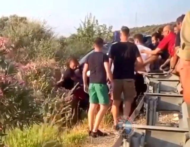 Hatalı sollama ölüm getirdi! İki otomobilin kafa kafaya çarpıştığı kazada 1 kişi öldü, 6 kişi yaralandı Hatalı sollama ölüm getirdi! İki otomobilin kafa kafaya çarpıştığı kazada 1 kişi öldü, 6 kişi yaralandı