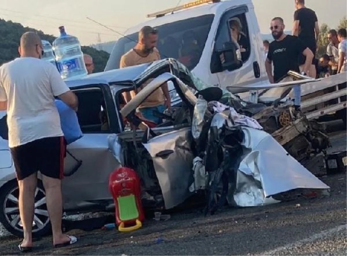 İzmir\'de iki otomobil çarpıştı: 1 ölü, 6 yaralı