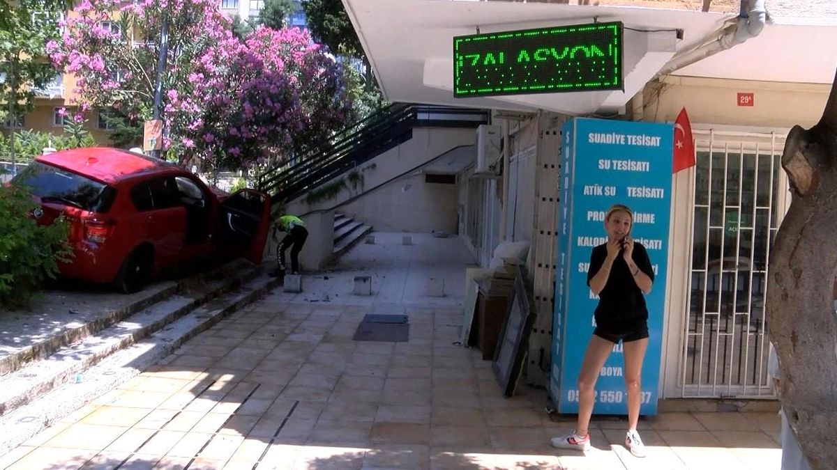 Kadıköy\'de lüks araç apartmanın bahçesine uçtu