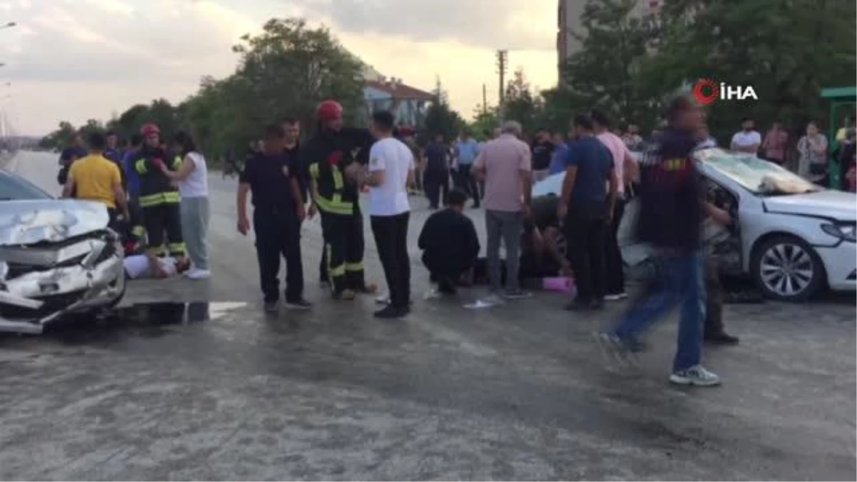 Konya\'da 3 araç çarpıştı: 13 yaralı