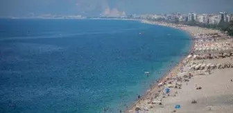 Konyaaltı Sahili'nde bayram yoğunluğu