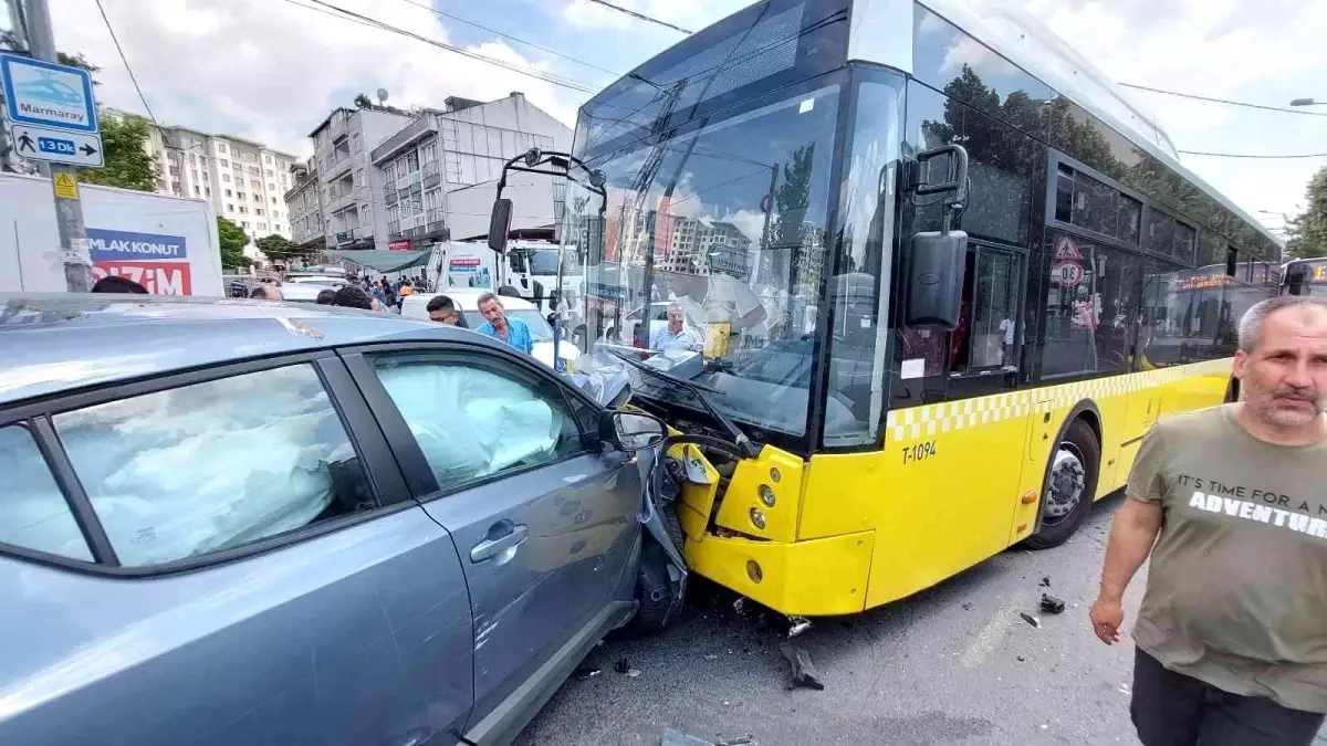 Küçükçekmece\'de kaza yaptıkları aracı bırakıp kaçtılar