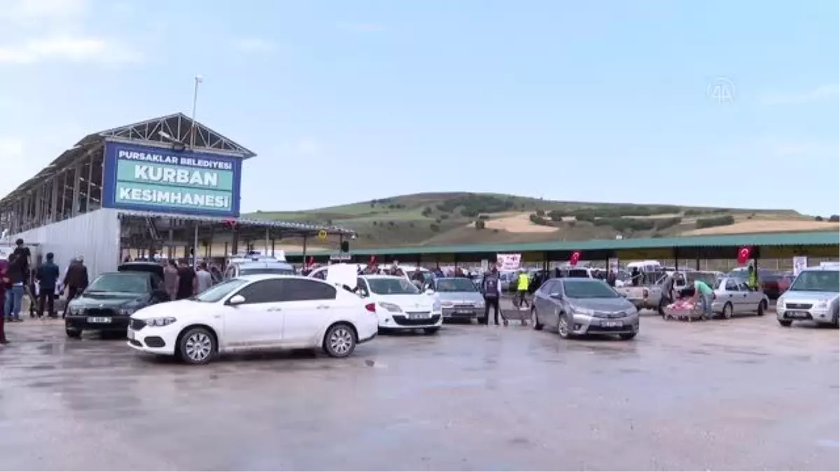 Kurban kesim alanlarında ilk gün yoğunluğu devam ediyor