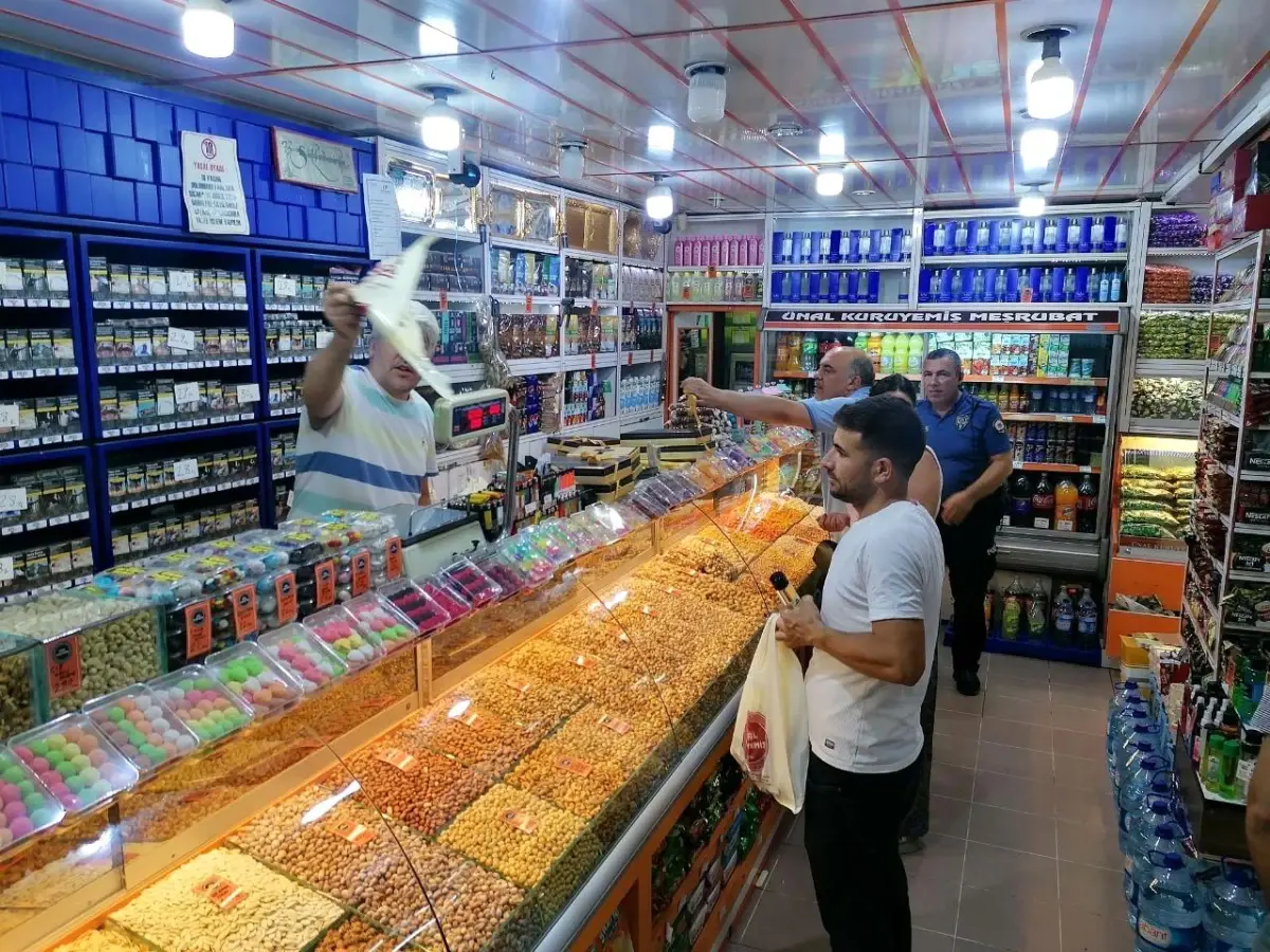 Kuruyemişçilerde bayram telaşı geç saatlere kadar sürdü