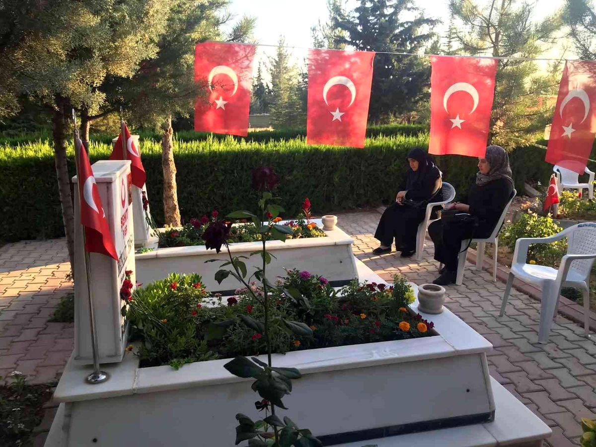 Son dakika: Malatya şehitliğinde hüzünlü bayramlaşma