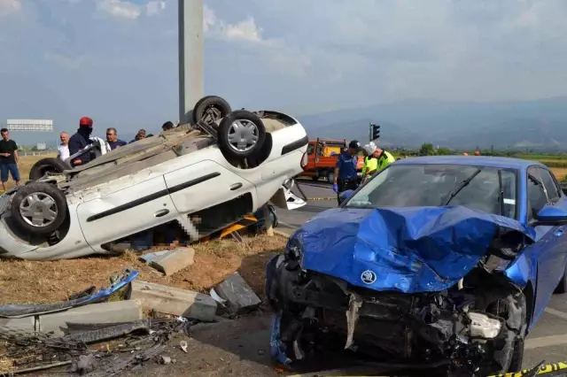 İki otomobilin birbirleriyle çarpıştı feci kazada can pazarı! 3 kişi yaşamını yitirdi