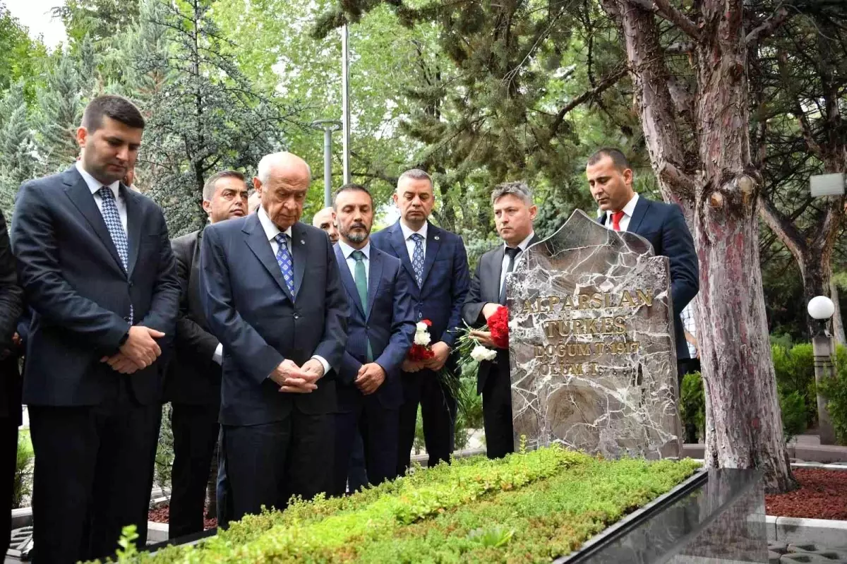 MHP Genel Başkanı Bahçeli, Alparslan Türkeş\'in kabrini ziyaret etti Açıklaması