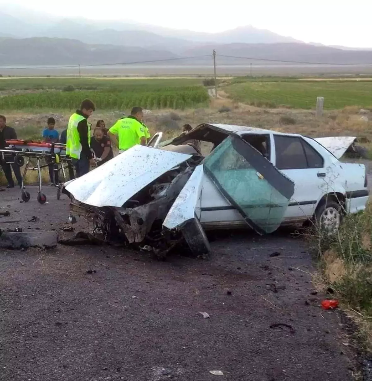 Son dakika: Otomobil şarampole yuvarlandı: 3 yaralı