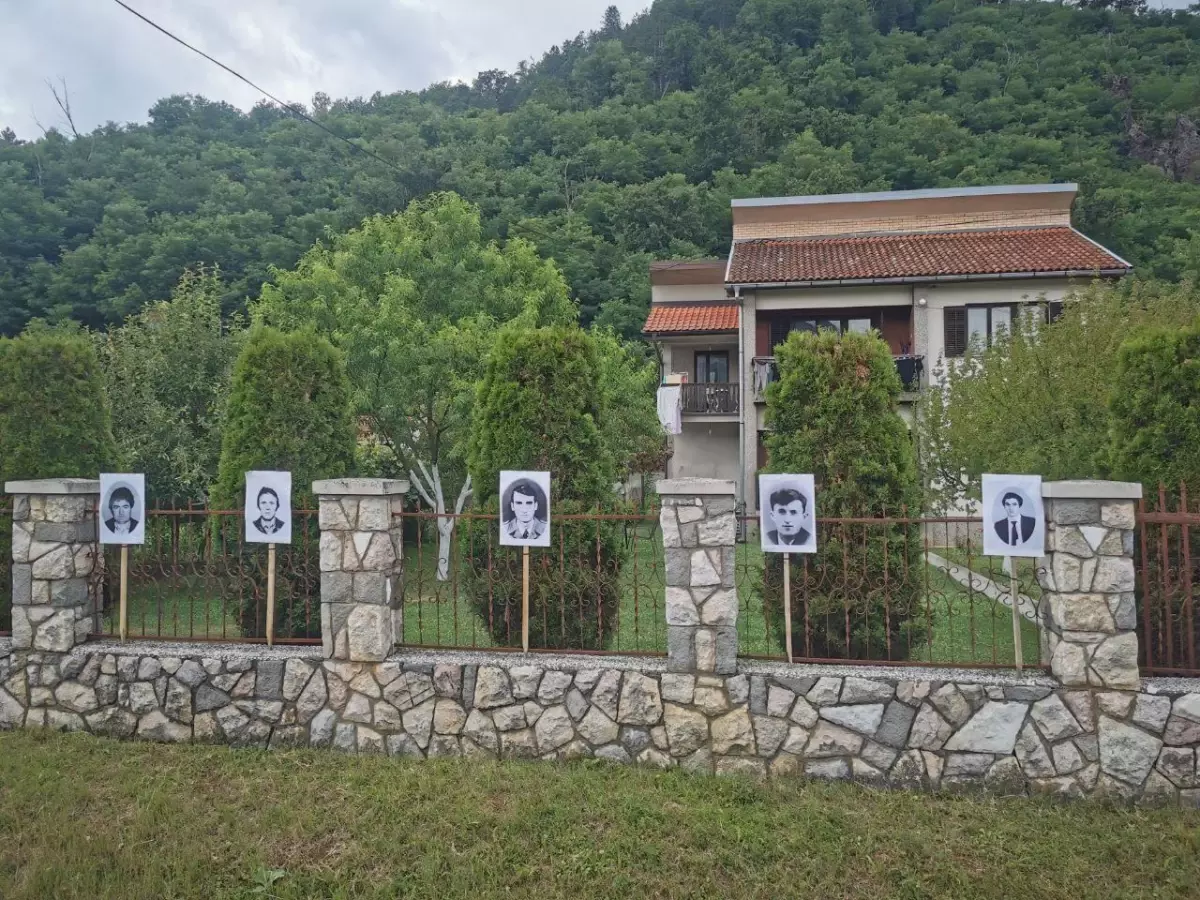 Son dakika... Sırp askerlerinin fotoğraflarının yerleştirildiği Srebrenitsa\'da Müslümanlara provokasyon