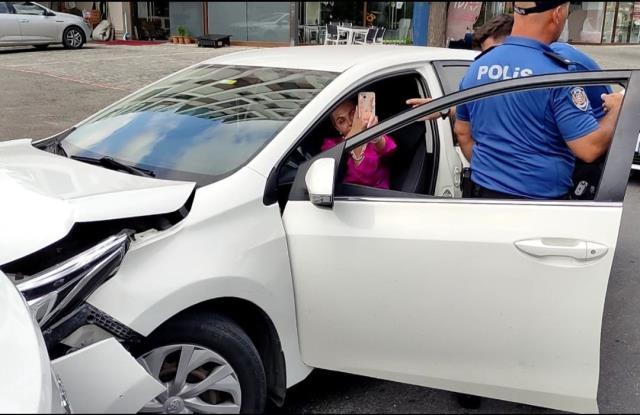 Son dakika haberi! Kaza yapan alkollü kadın turist araçtan inmedi, ikna etmeye çalışan polisi videoya alıp sabırları zorladı