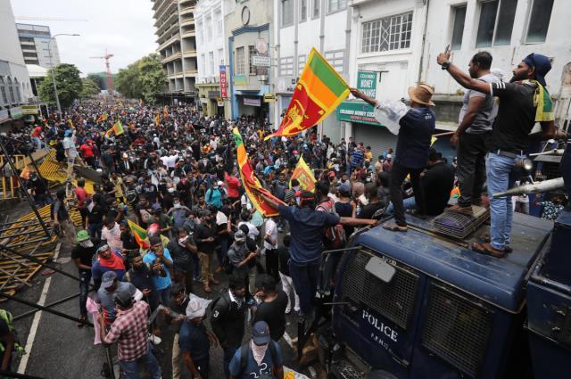 Sri Lanka'da halkın öfkesi dinmiyor! Sarayı basan protestocular, başbakanın evini de yaktı