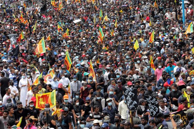 Sri Lanka'da protestocular, başbakanın evini ateşe verdi