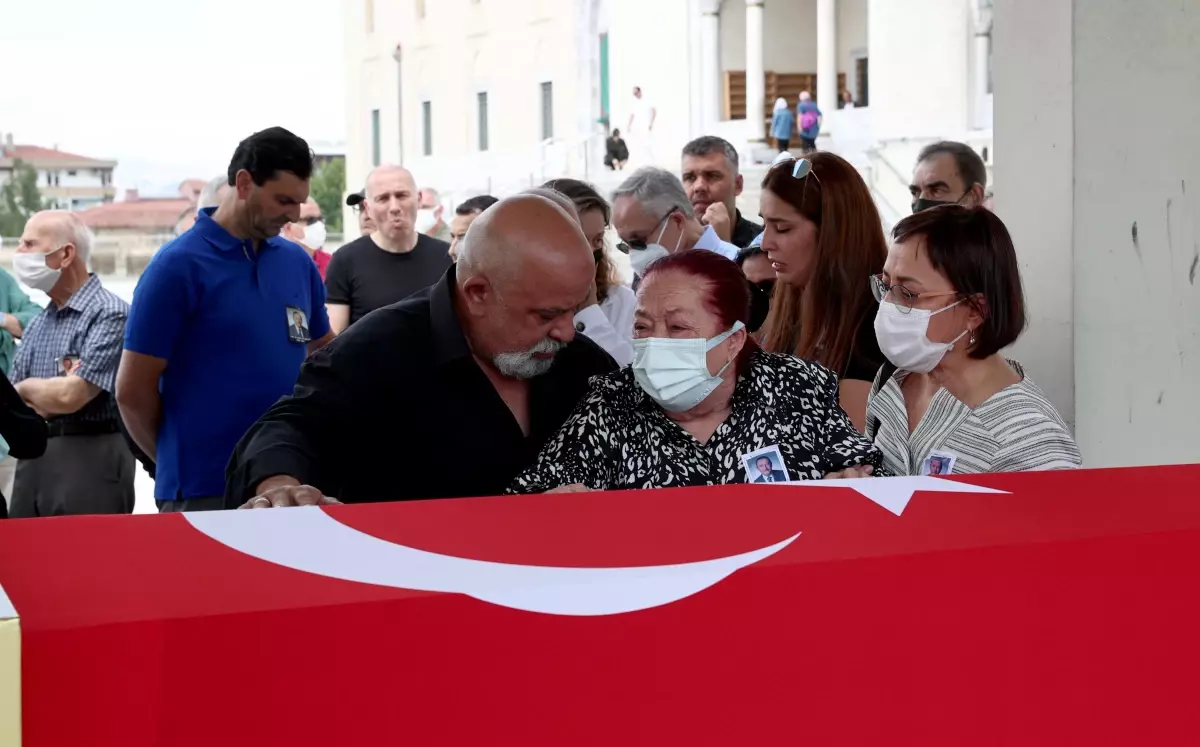 Türkiye\'nin ilk beyin cerrahlarından Prof. Dr. Gökalp son yolculuğuna uğurlandı