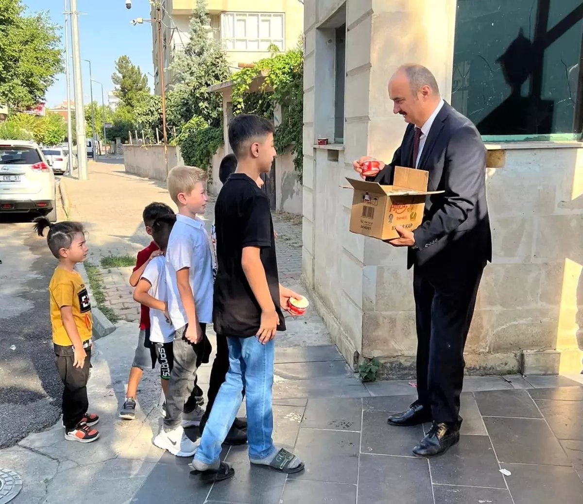 Vali Cenalp, elinde dondurma kutusuyla sokakta çocukların bayramını kutladı