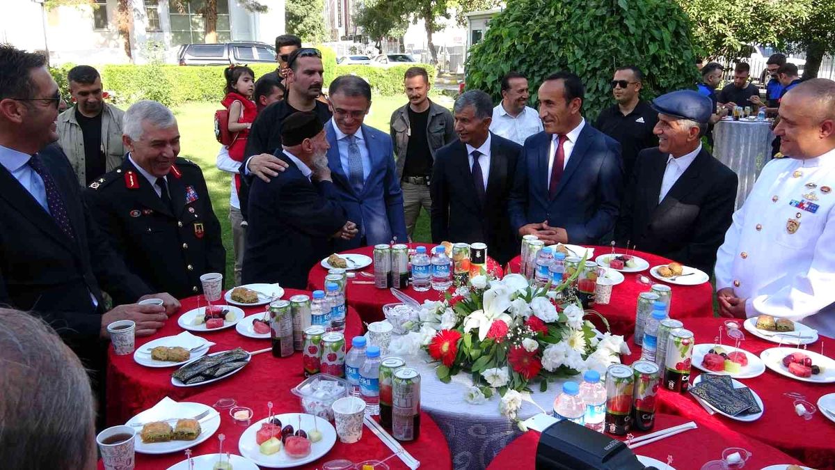 Van\'da bayramlaşma töreni düzenlendi