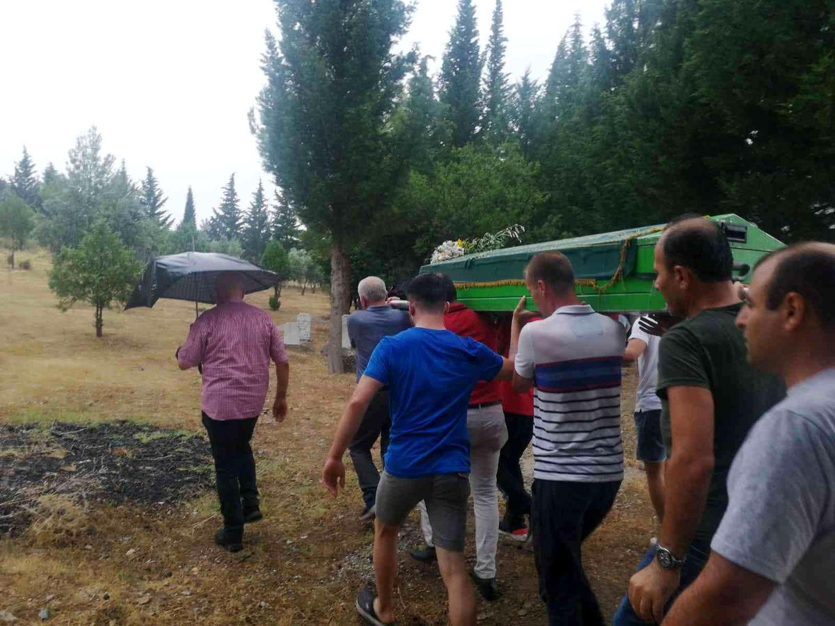 Son dakika haberleri: Zincirleme kazada hayatını kaybeden çift son yolculuğuna uğurlandı