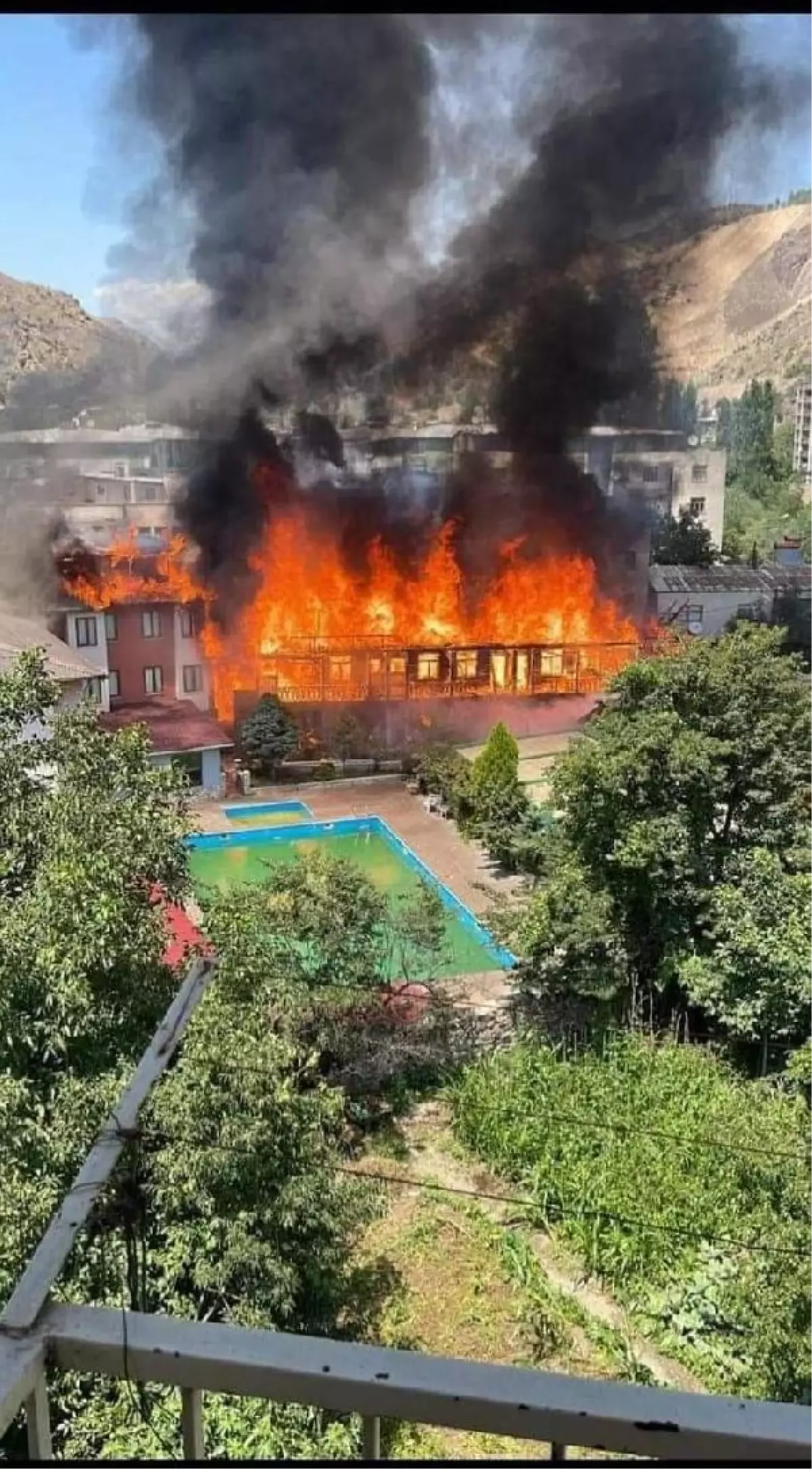 Artvin'de 3 katlı otel, alev alev yandı