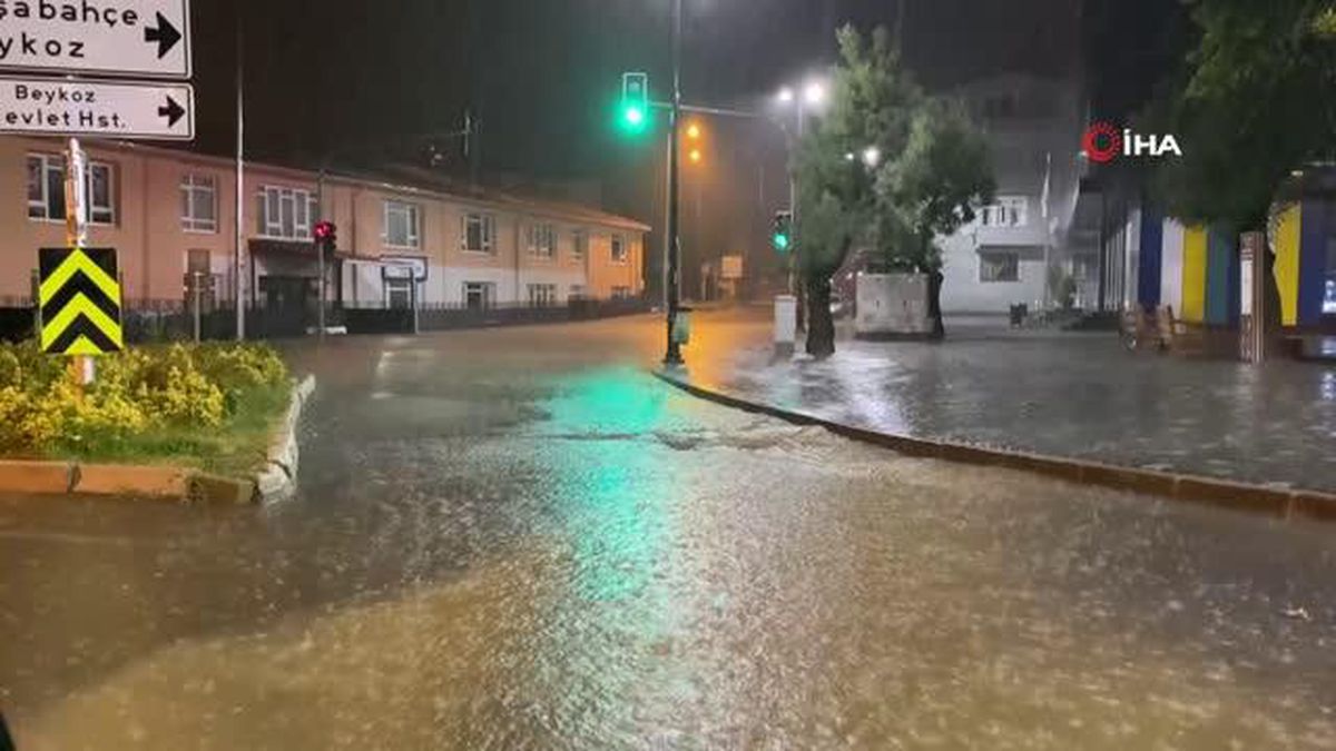 Beykoz'da sağanak sebebiyle caddeler ve evleri su bastı