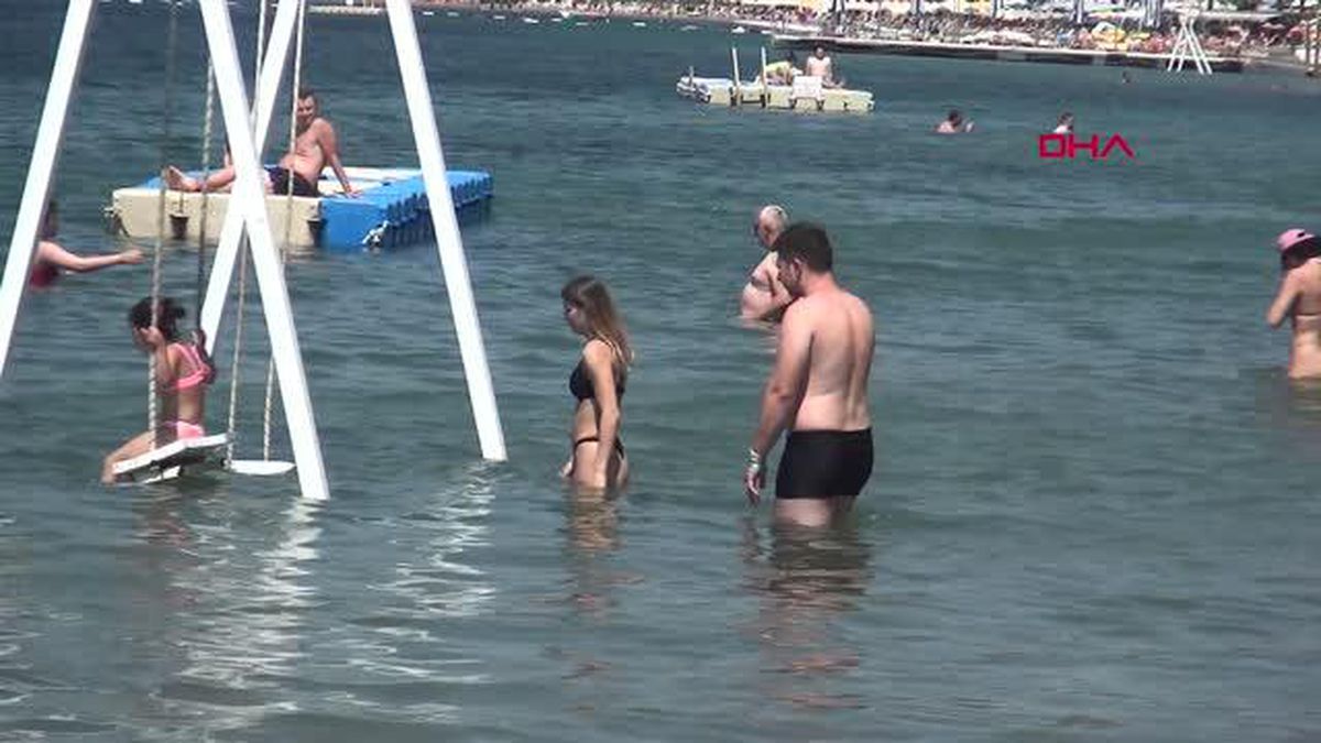 BODRUM PLAJLARINDA BAYRAM YOĞUNLUĞU