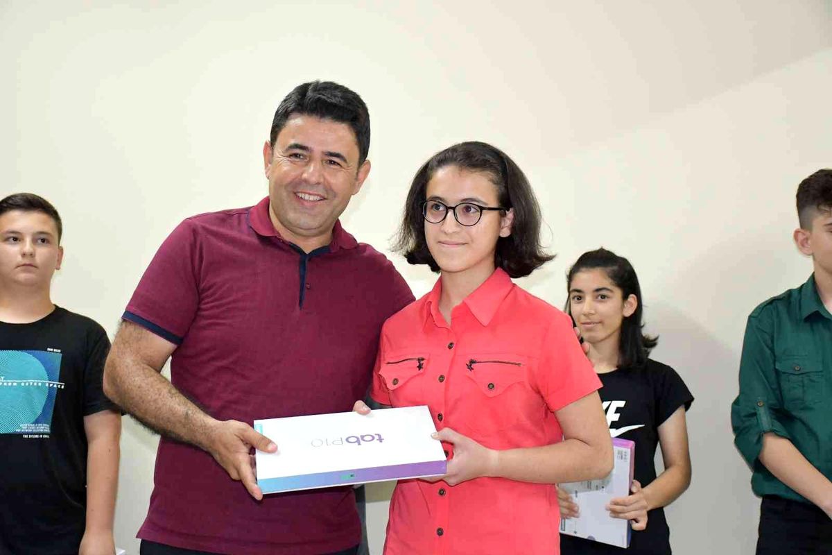 Boyraz ilçesindeki öğrencileri yine unutmadı