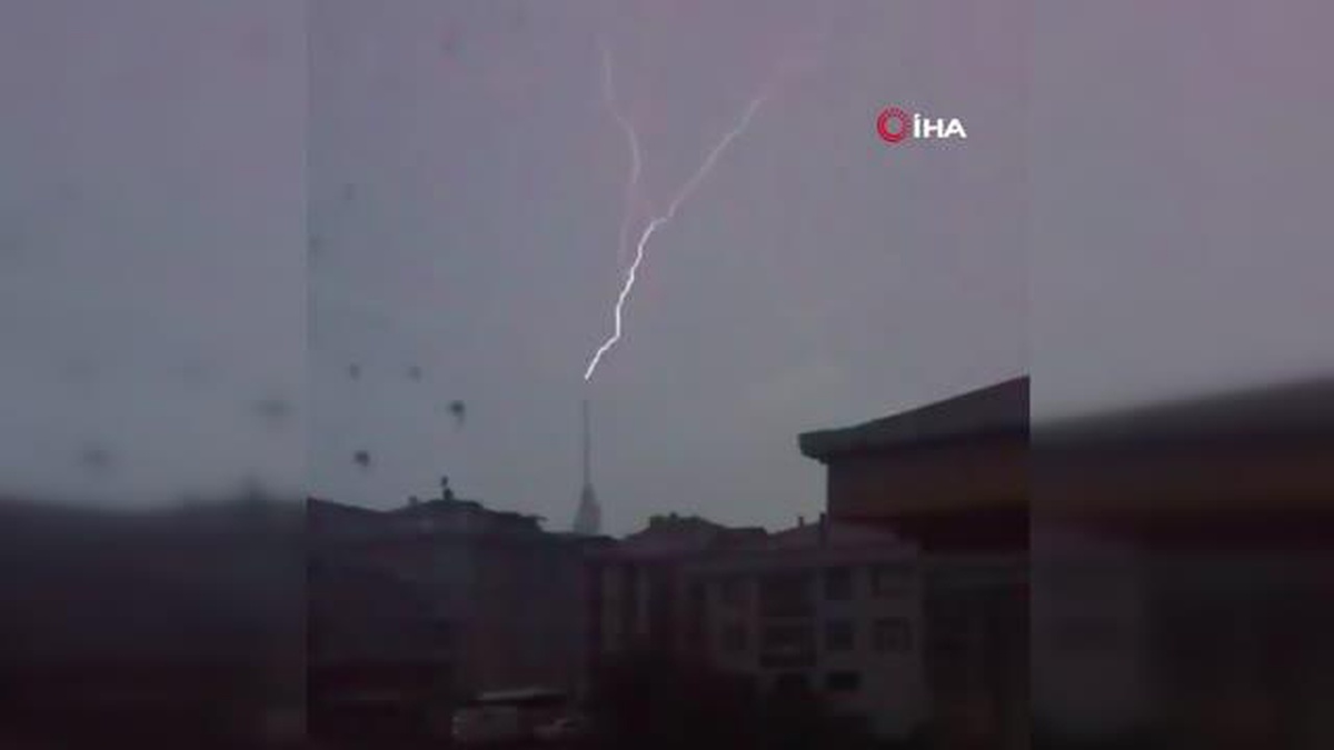 Çamlıca Radyo-TV Kulesi\'ne yıldırım düşme anları kamerada