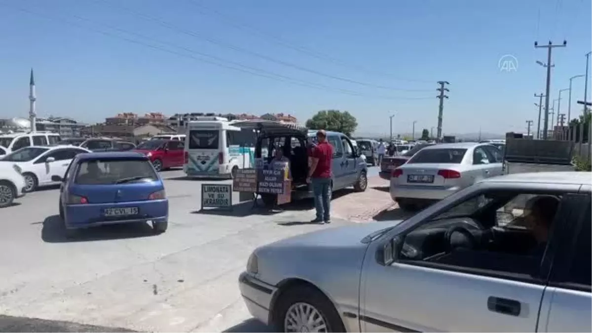 "Çorbacı dayı" bir bardak limonatayla gönülleri serinletiyor