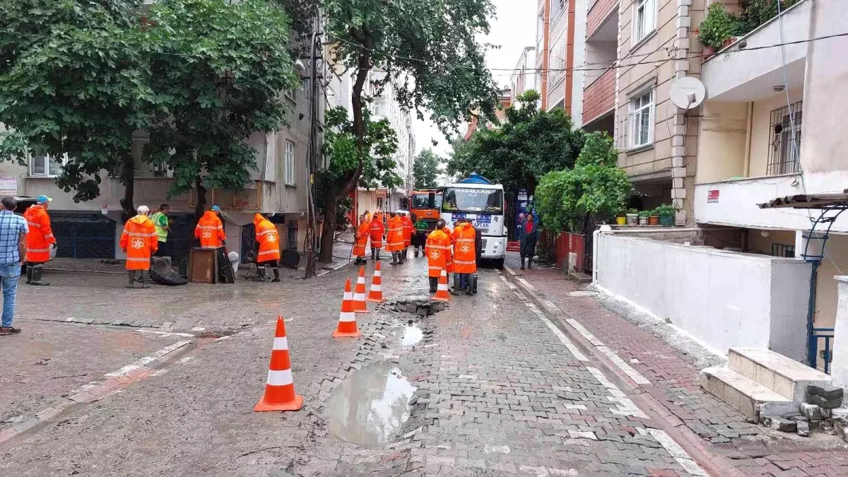 Esenyurt\'ta selin bastığı yerlerde tahliye ve temizlik çalışmaları sürüyor