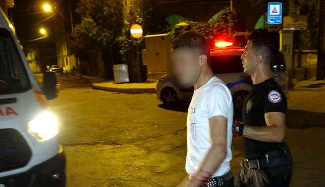 Eşiyle alışveriş yapan kadına laf attığı iddia edilen şahsa meydan dayağı! Polis ellerinden zor aldı Eşiyle alışveriş yapan kadına laf attığı iddia edilen şahsa meydan dayağı! Polis ellerinden zor aldı