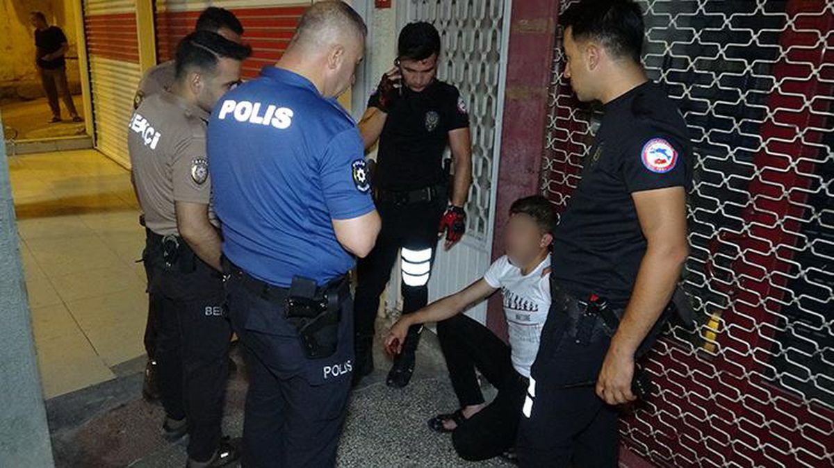 Kocasının yanınaki kadına laf atan adama meydan dayağı! Polis zor kurtardı