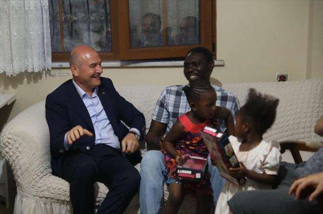 İçişleri Bakanı Soylu İstanbul metrosunda ırkçı saldırıya uğrayan Senegalli aileyi ziyaret etti