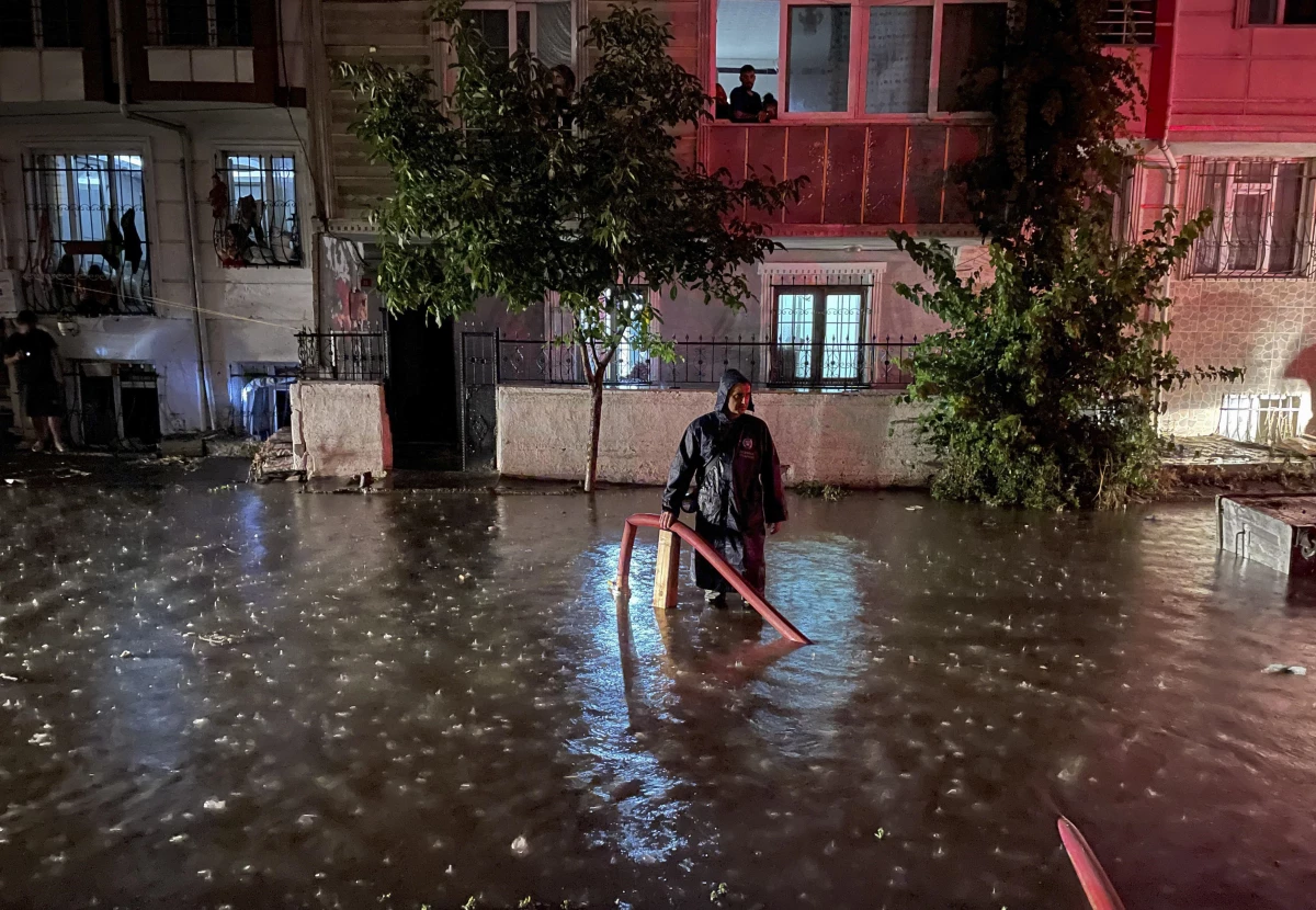 İstanbul\'da gece etkili olan sağanakta dakikada 65 şimşek çaktı
