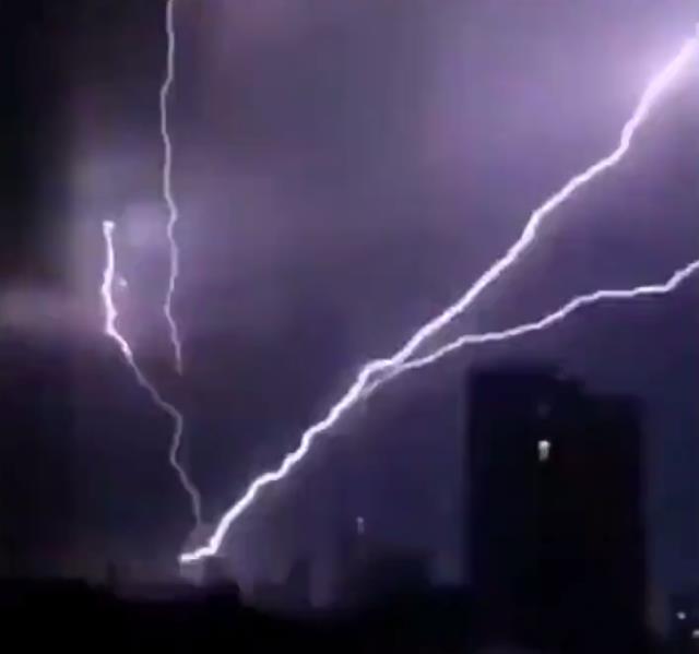 İstanbul'da uzun süre unutulmayacak gece! Sabaha kadar 7 binden fazla şimşek çaktı İstanbul'da uzun süre unutulmayacak gece! Sabaha kadar 7 binden fazla şimşek çaktı