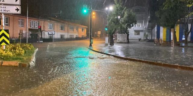 İstanbul'da uzun süre unutulmayacak gece! Sabaha kadar 7 binden fazla şimşek çaktı İstanbul'da uzun süre unutulmayacak gece! Sabaha kadar 7 binden fazla şimşek çaktı