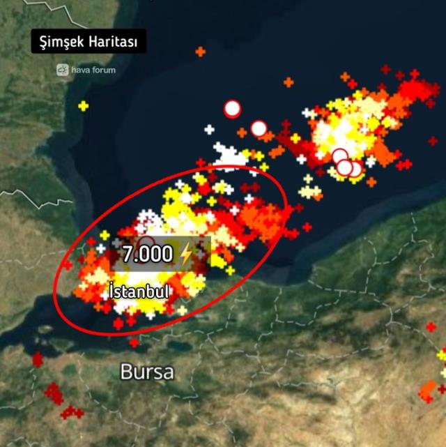 İstanbul'da uzun süre unutulmayacak gece! Sabaha kadar 7 binden fazla şimşek çaktı İstanbul'da uzun süre unutulmayacak gece! Sabaha kadar 7 binden fazla şimşek çaktı