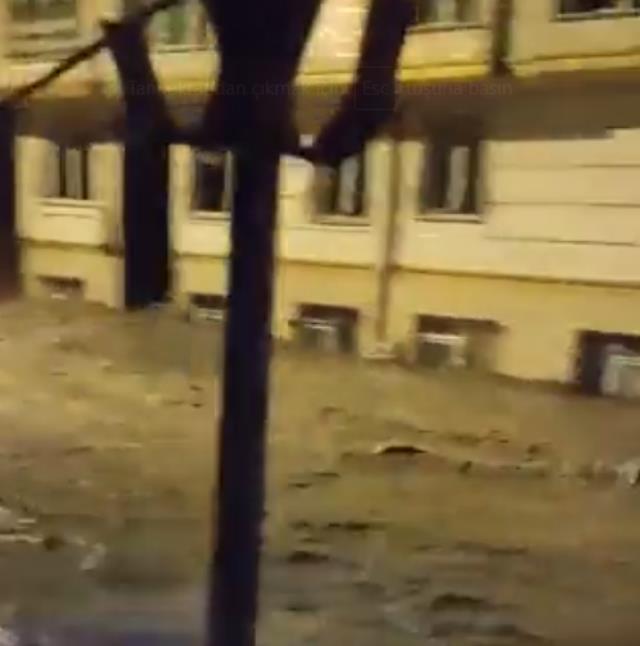 İstanbul'da uzun süre unutulmayacak gece! Sabaha kadar 7 binden fazla şimşek çaktı İstanbul'da uzun süre unutulmayacak gece! Sabaha kadar 7 binden fazla şimşek çaktı