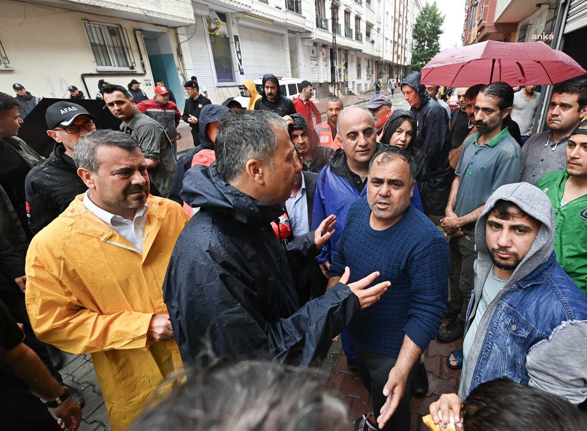 İstanbul Valisi Yerlikaya Esenyurt\'ta İncelemede Bulundu