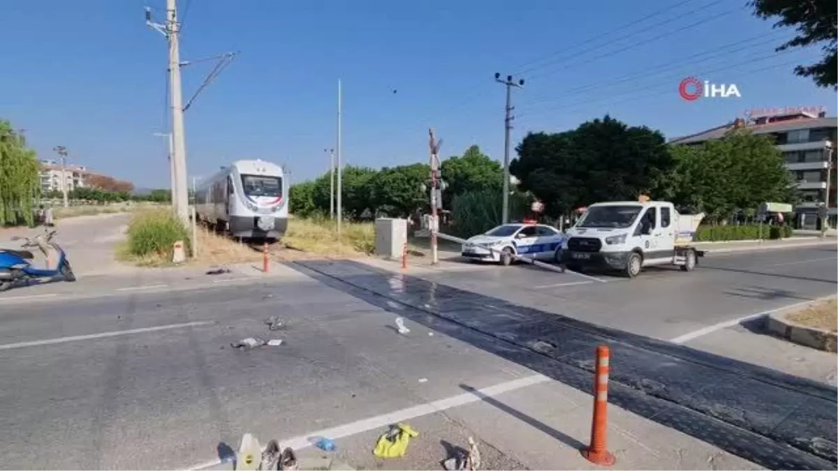 İzmir\'de trenle motosiklet çarpıştı: 1 ağır yaralı