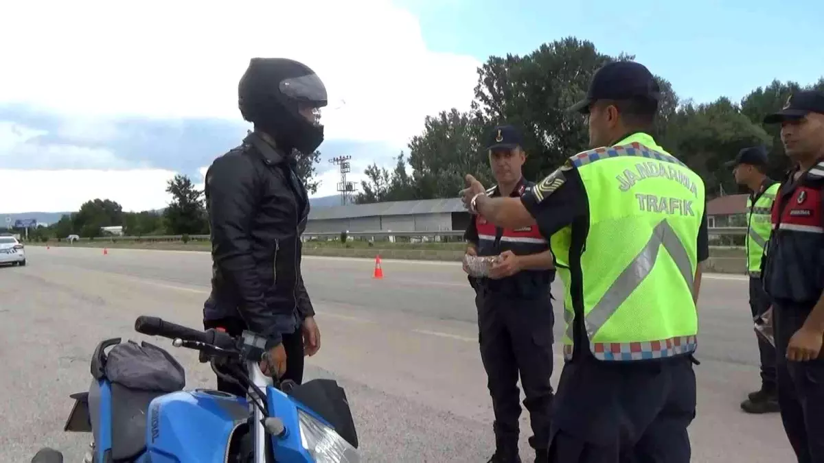 Son dakika 3. sayfa: Jandarma ekipleri sürücüleri bu sefer bayramlaşmak için durdurdu