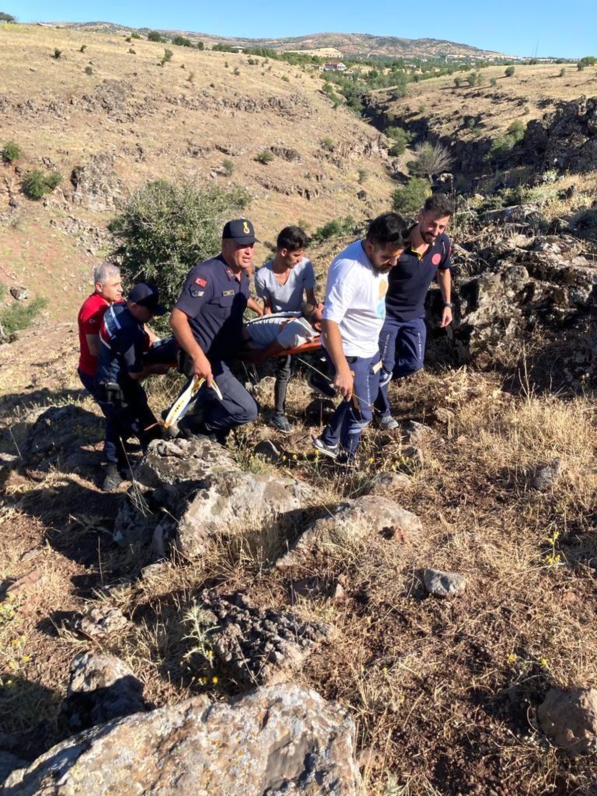 Kaçan keçiyi yakalamak isteyen kayalılardan yuvarlandı
