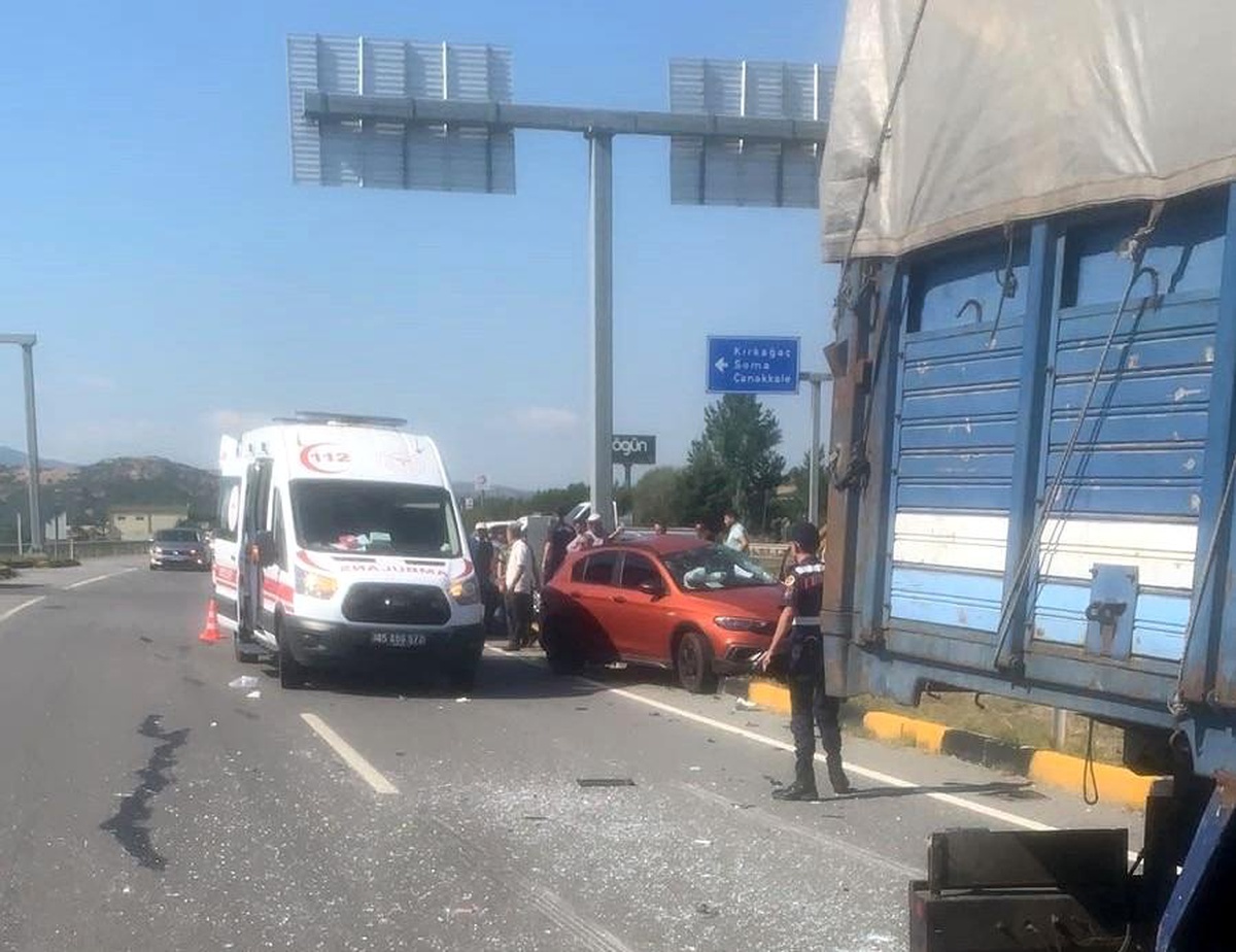 Manisa\'da trafik kazası: 1\'i ağır 5 yaralı