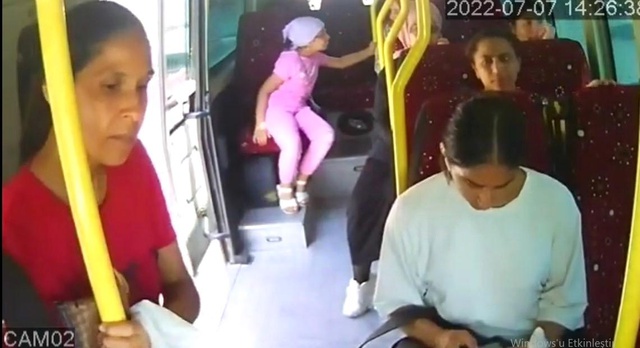 Minibüsten düşen kadın hayatını kaybetti: O anlar kamerada