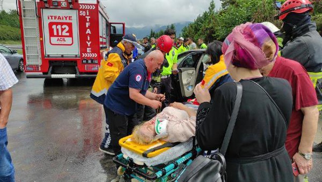 Oto kurtarıcıdan düşen araca, otomobil çarptı: 1 ölü, 4 yaralı Oto kurtarıcıdan düşen araca, otomobil çarptı: 1 ölü, 4 yaralı