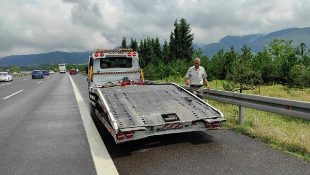 Oto kurtarıcıdan düşen araca, otomobil çarptı: 1 ölü, 4 yaralı Oto kurtarıcıdan düşen araca, otomobil çarptı: 1 ölü, 4 yaralı