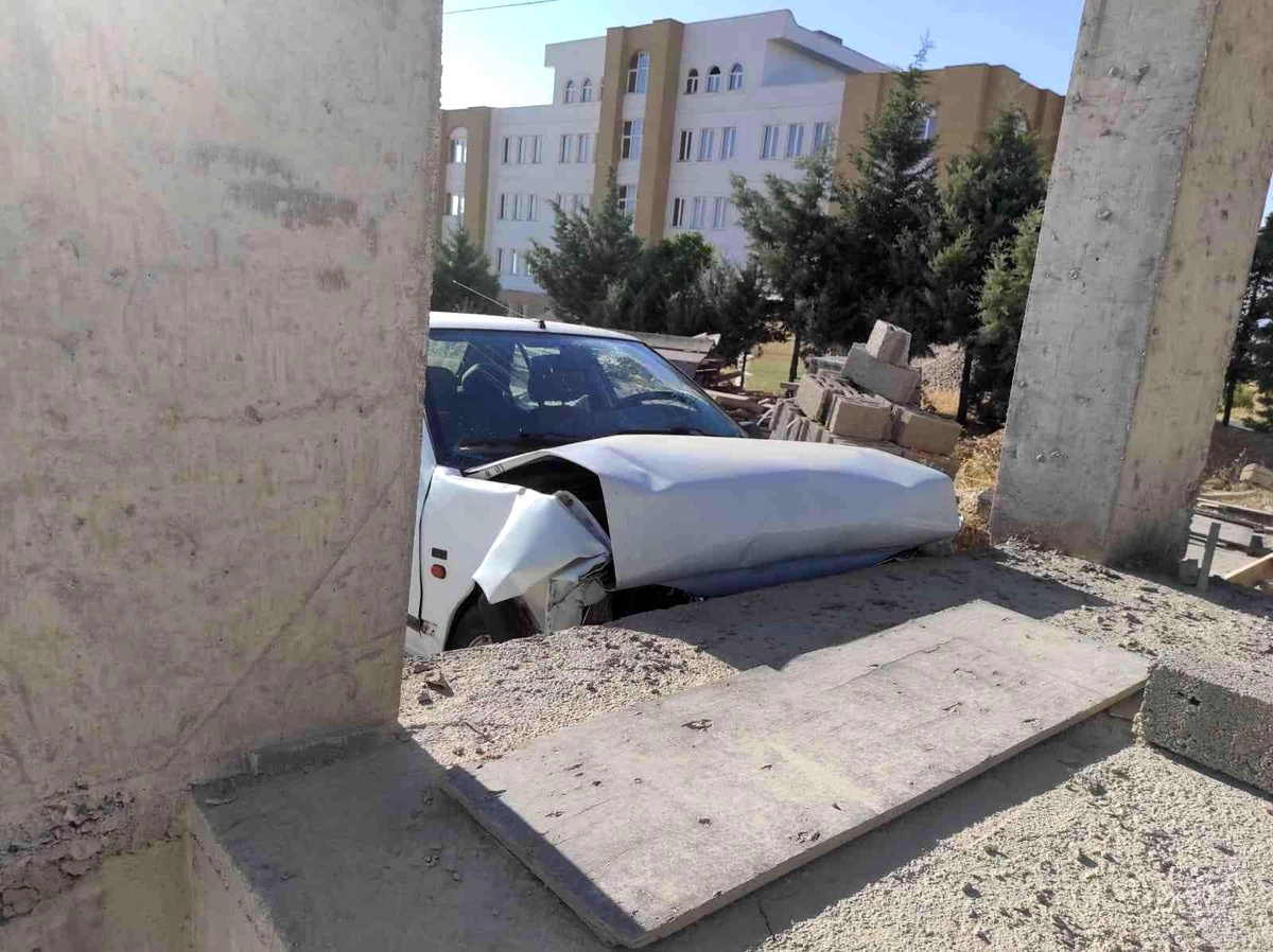 Otomobil nizamiye duvarına çarptı: 1 yaralı