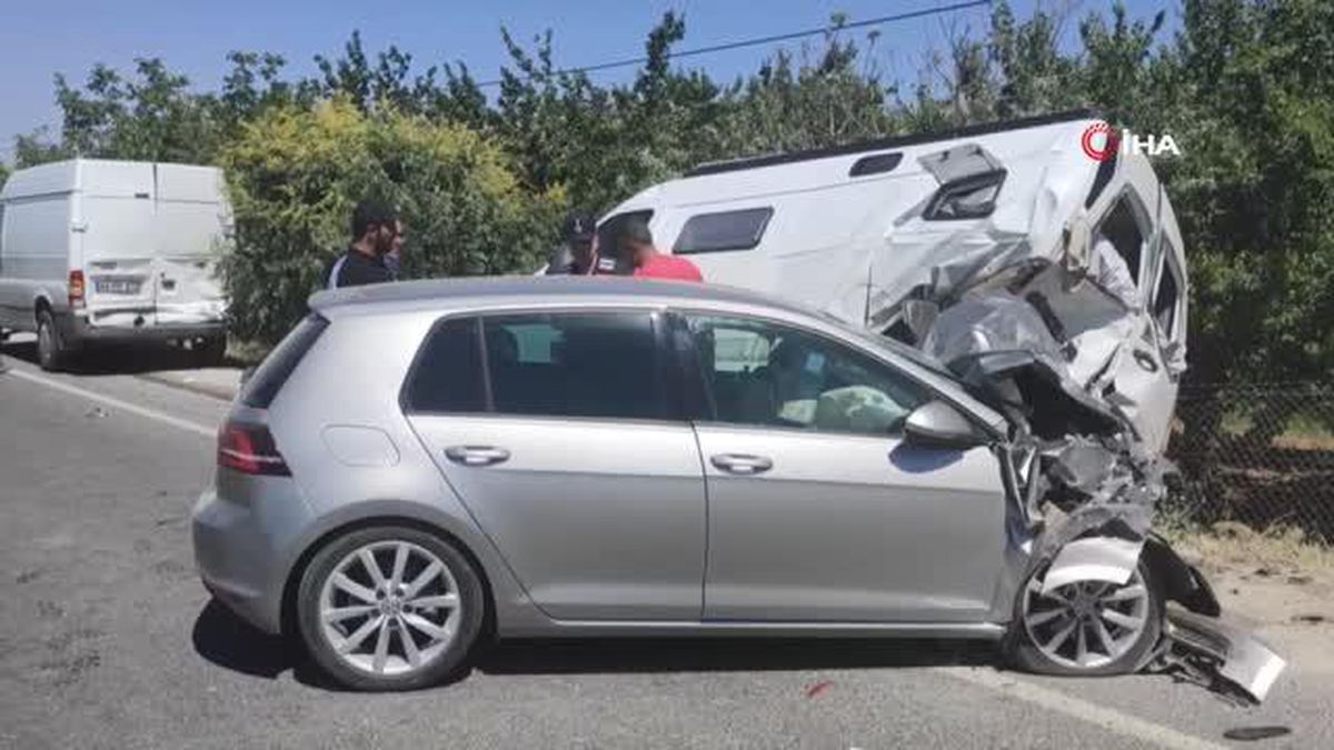 Son dakika haberi: Otomobil park halindeki iki minibüse çarptı: 7 yaralı