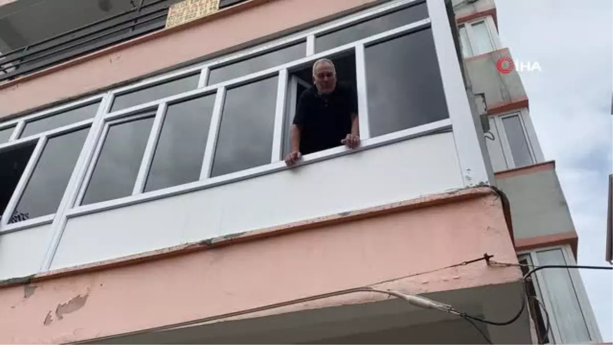 Sağanak yağış nedeniyle su basan evlerde, su tahliye calışmaları devam ediyor