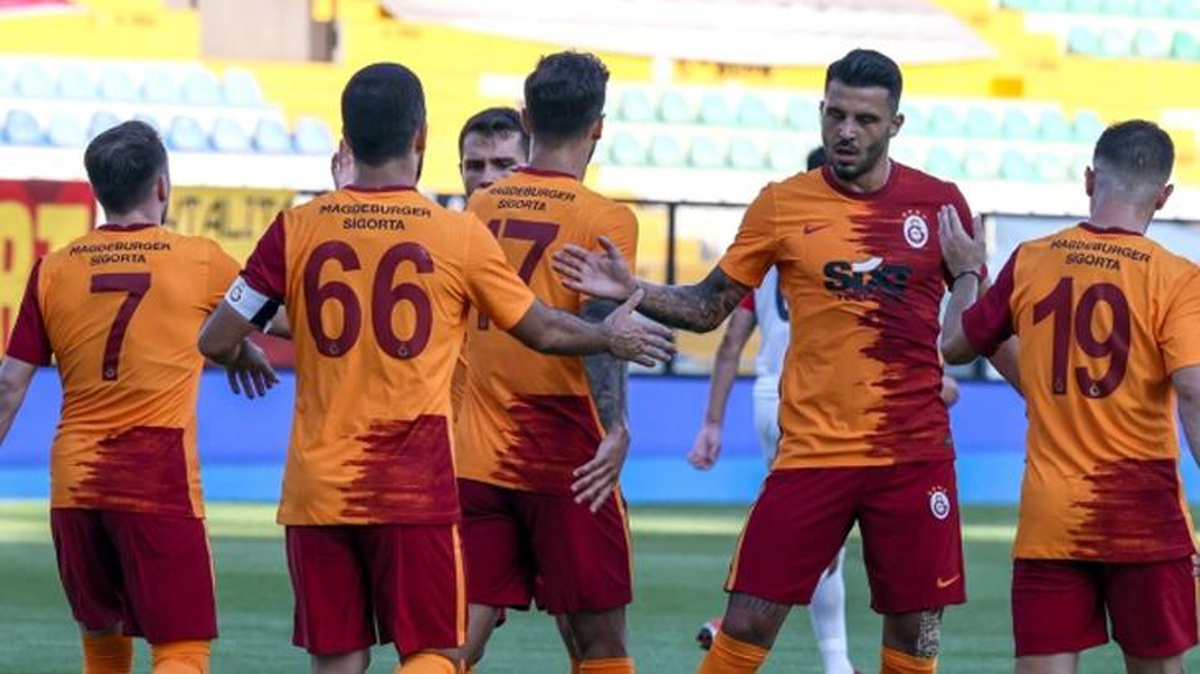 2 futbolcu Galatasaray\'dan Sivasspor\'a gidebilir! Kaderleri Okan Buruk\'un iki dudağının arasında...